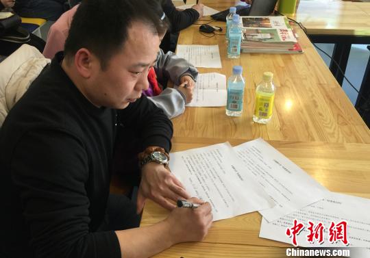 兰州一小学爸爸与孩子签“条约”约定父爱不缺位(图)