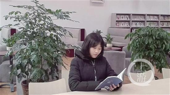 雷思俞在念书。