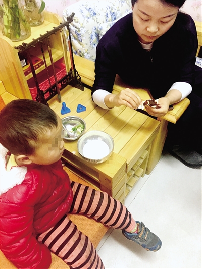 粗心爸爸第一次送孩子上学竟送错幼儿园