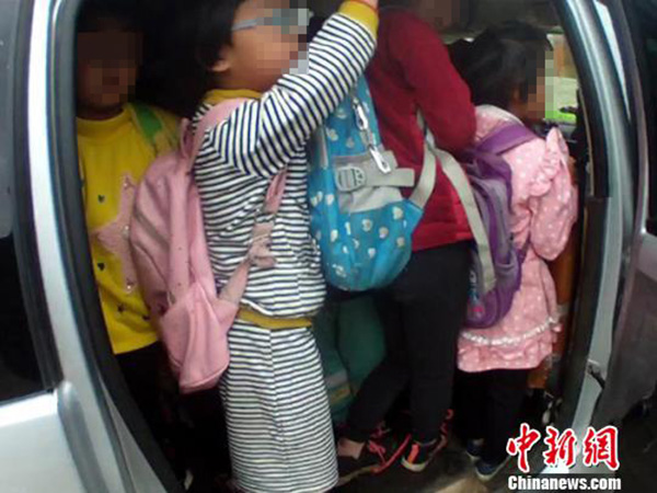云南一幼儿园姑且校车严重超载 7座塞25个孩子