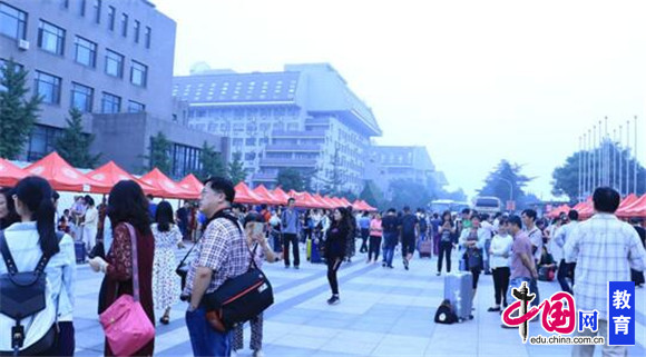 9月2日直击北大迎新现场 校方暖心力Max