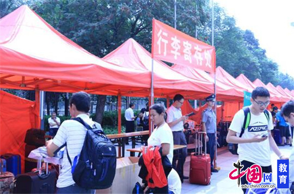 9月2日直击北大迎新现场 校方暖心力Max