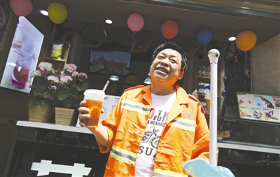 环卫工买最便宜奶茶 伴计谎称打5折(图)