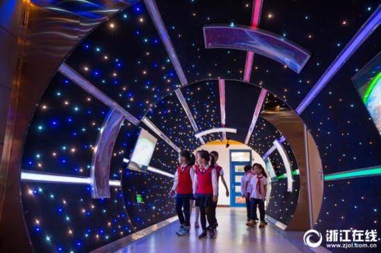  别人家的学校！杭州一小学现“星际隧道”