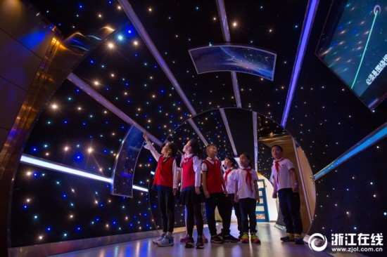  别人家的学校！杭州一小学现“星际隧道”