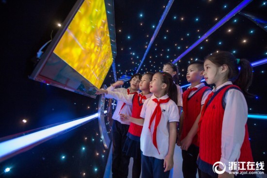  别人家的学校！杭州一小学现“星际隧道”