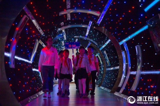  别人家的学校！杭州一小学现“星际隧道”