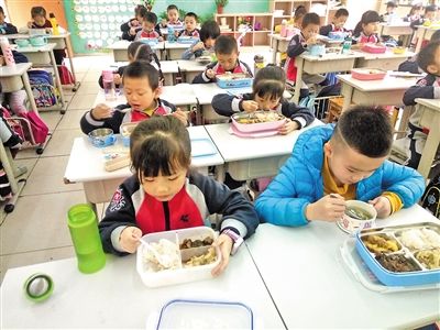 重庆小学发“好习惯手册” 吃饭时请长者先坐
