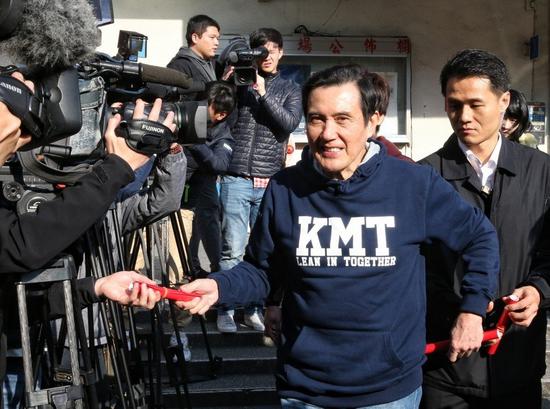 白字蓝底的“KMT”卫衣。（图片来源：台湾《联合报》）