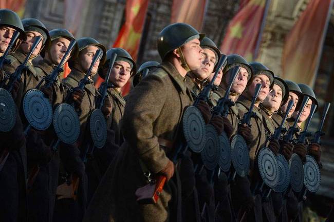 俄罗斯士兵重演苏军红场阅兵(资料图)