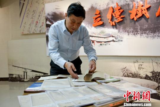重庆大学82岁老教授因手绘机械图意外走红