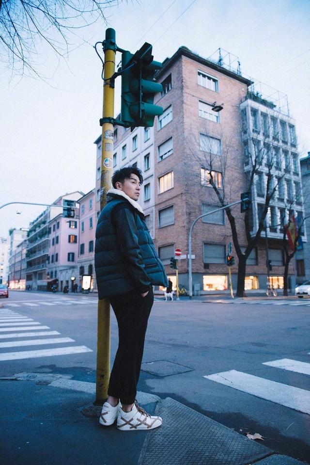 穿西装的雷佳音重回时尚巅峰？然而我却忘不了他混搭校服裤的样子