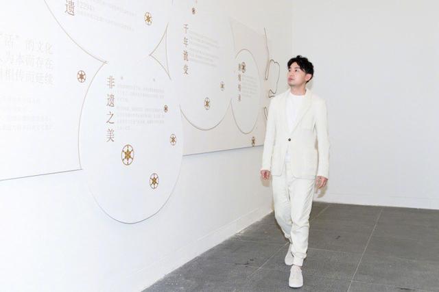 穿西装的雷佳音重回时尚巅峰？然而我却忘不了他混搭校服裤的样子