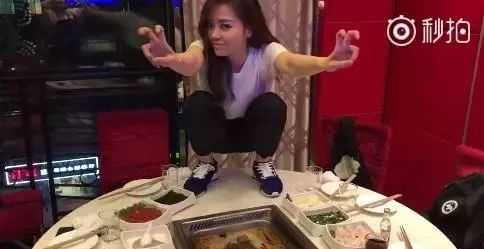 张靓颖蹲在饭桌上唱歌被批不雅观，是网友小题大作吗？