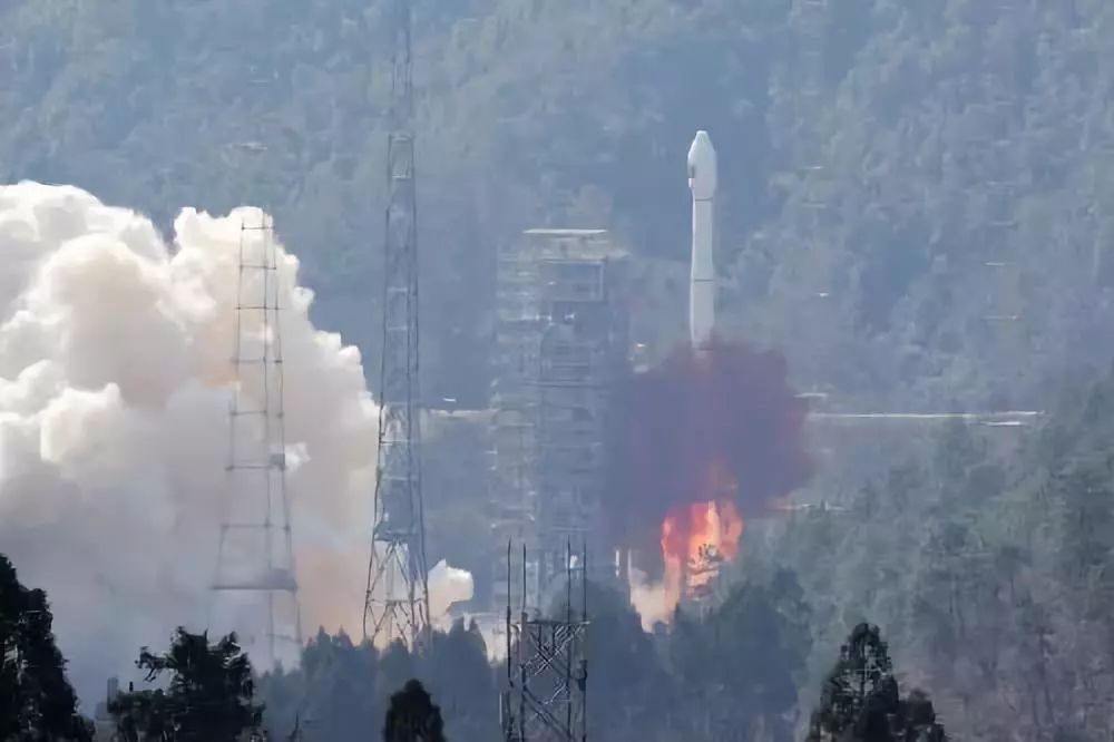 ▲资料图片:2018年2月12日,我国在西昌卫星发射中心用长征三号乙运载火箭(及远征一号上面级),告成发射第五、六颗北斗三号全球组网卫星。(新华社)
