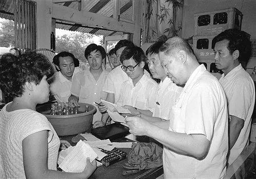 1987年8月13日,孙孚凌(前右)辅导物价、计量查抄组查抄北京市饮食处事行业。