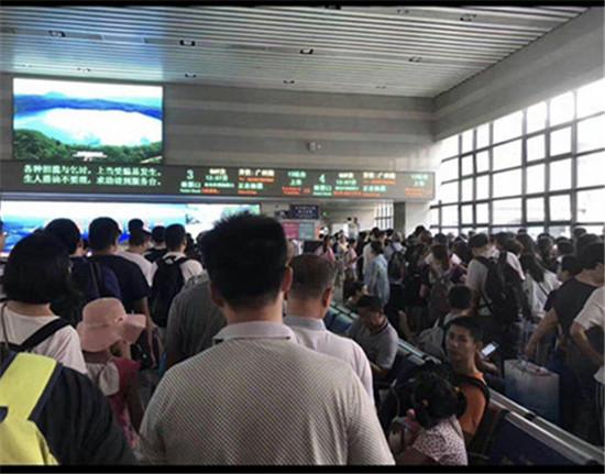 专案组长杨峰辅导干警赴外地抓捕犯法嫌疑人