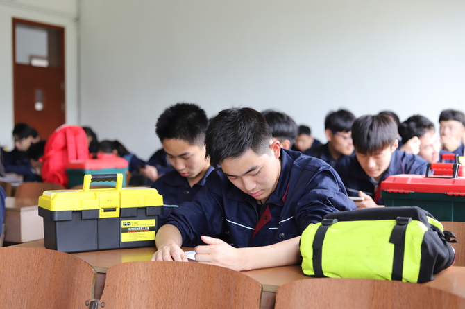 应用电子技术考生在期待实操测验 应用电子技术考生在期待实操测验