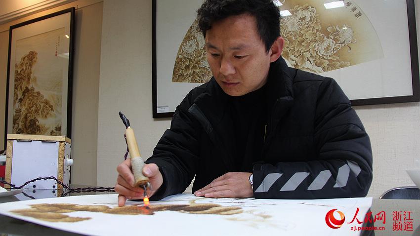 學習烙畫就必須具有美術基礎,其次還要熟練掌握電烙筆的使用,兩者缺一不成。