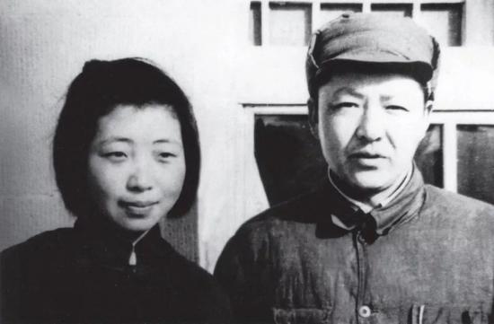 1947年,习仲勋与齐心在延安