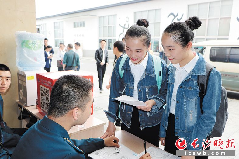 湖南高职单招考试开考:姐妹花共争空乘 兄弟俩齐当工匠