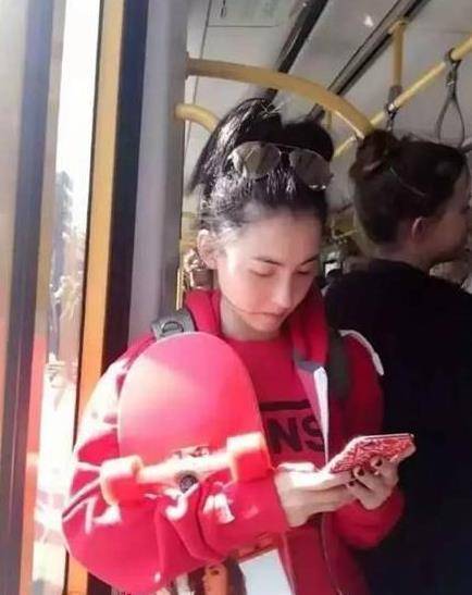明星挤公交:张卫健坐公交无人识,张柏芝很嫩,汪峰被批没本质