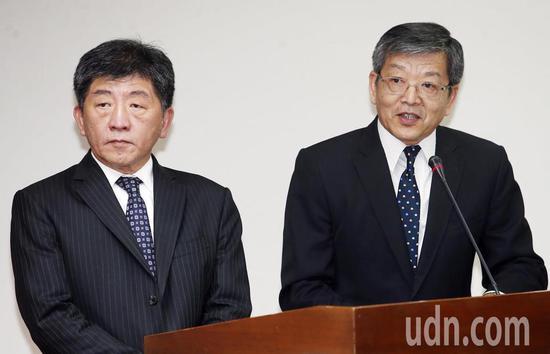 图为台卫生部门卖力人陈时中(左)以及台外事部门“次长”谢武樵(右)。(来源:联合新闻网)