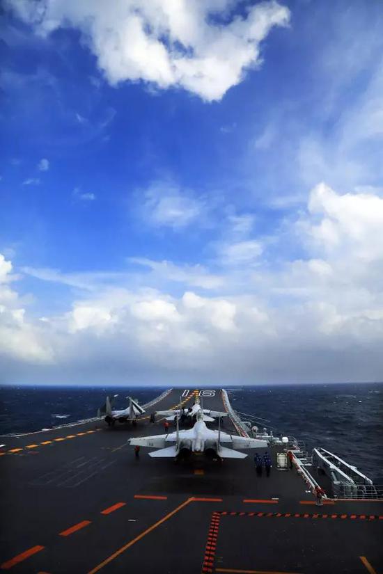 中国海军辽宁舰编队在南海进行训练