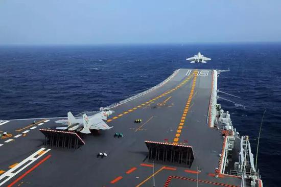 歼-15舰载战斗机在辽宁舰滑跃起飞