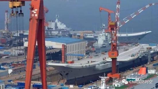 中国首艘国产航母与辽宁舰的“历史性同框”