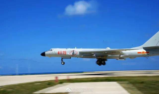 ▲空军航空兵某师近日组织轰-6K等多型多架轰炸机,在南部海域开展岛礁起降训练。(via@空军颁布)