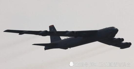 外媒:美军B52轰炸机飞越中国南沙岛礁上空