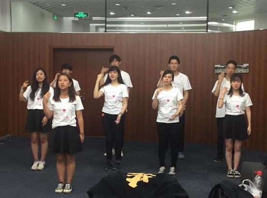 5月19日,中日学生手语交流会的10名日本留学生在南京市聋人学校举行交流勾当。图为他们临行前排练手语节目。