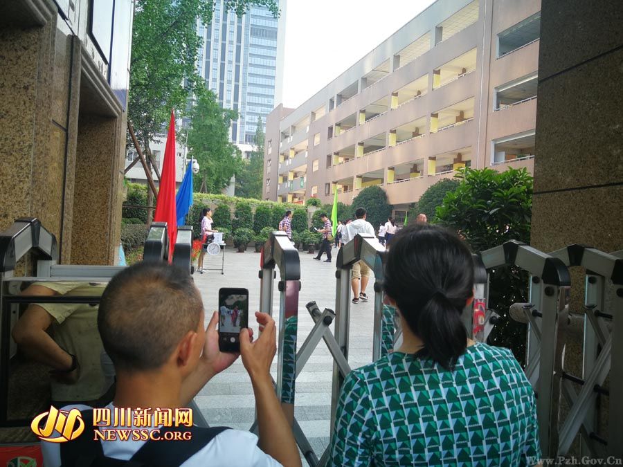 【00后高考表情包】高考首日 00后考生淡定踏进考场