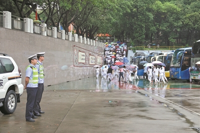 广东江门市3万学子冒雨参预高考 比去年增加1219人