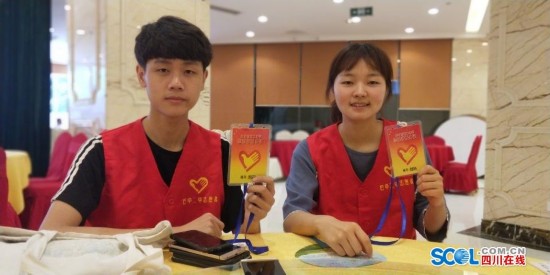 不留遗憾: 巴中2名高三单招学生成为考场外最美志愿者