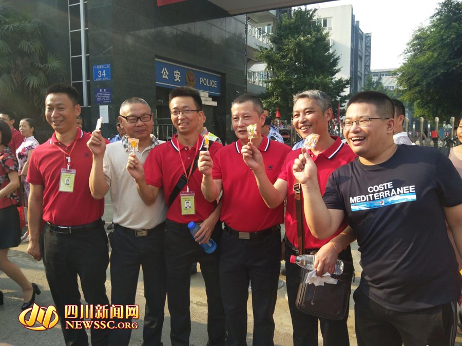 棒棒哒! 成都一考点外老师和家长举棒棒糖为考生加油