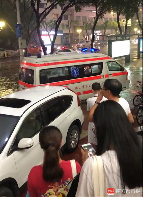 事发所在位于佛山禅城区汾江中路花园购物广场正门公交站。