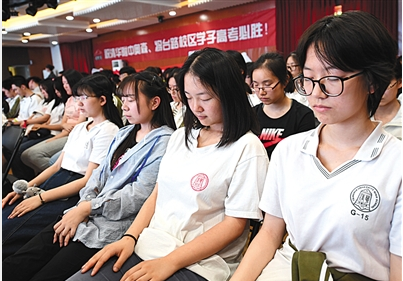 昨日,清华附中奥森、将台路校区邀请催眠专家莫洪波来到校园,给高三学子们减压。 图/视觉中国