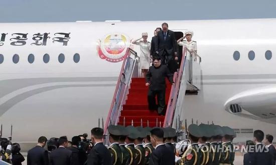 资料图:金正恩走下“苍鹰一号”专机舷梯。