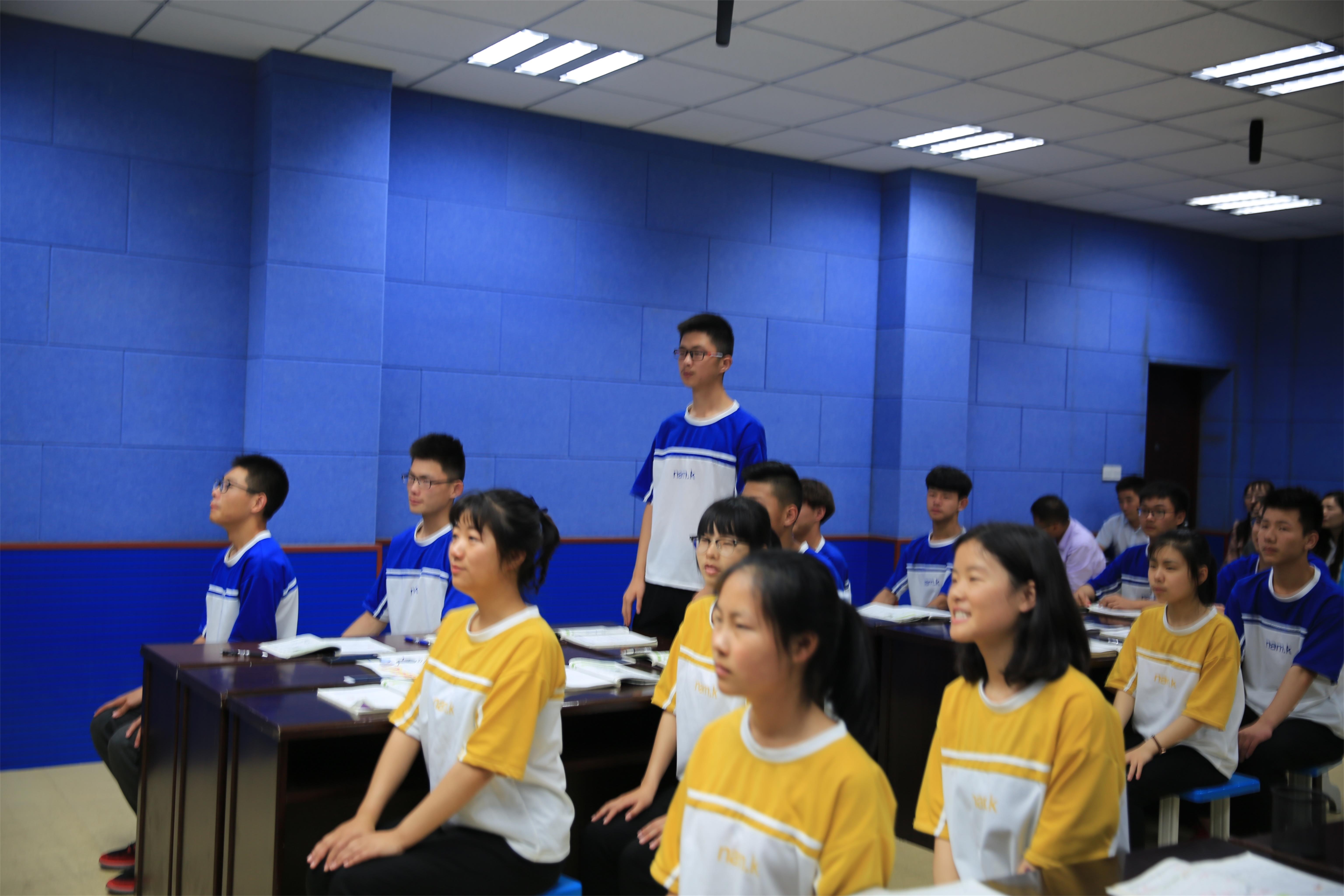 学生抢答.JPG 智慧分享 精筹办考