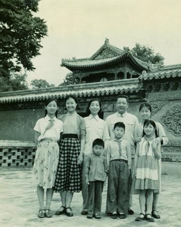 1960年,习仲勋、齐心与子女、亲友在北海公园。(来源:《习仲勋画传》)