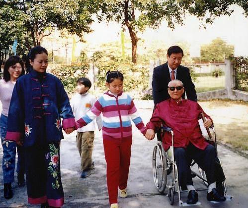 习近平与父亲习仲勋、夫人彭丽媛、女儿的家庭照。(来源:《习仲勋画传》)