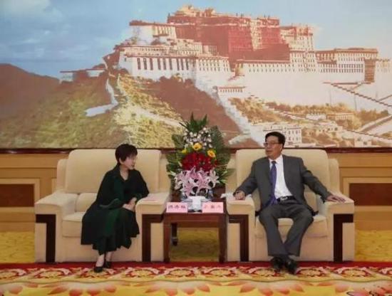 6月15日下午,西藏自治区党委书记吴英杰在拉萨与中国国民党前主席洪秀柱一行座谈。 西藏日报 图