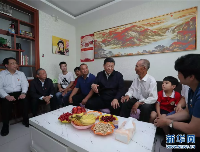 1529552060258255.png 2018年6月12日至14日,中共中央总书记、国家主席、中央军委主席习近平在山东考察。这是14日上午,习近平来到济南市章丘区双山街道三涧溪村,同村民赵顺利一家拉家常。