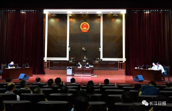 民告官案开庭 武汉一副局长迟到40分钟被批红了脸